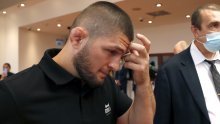 Khabib se posvađao sa stjuardesom. Morao je izaći iz aviona, pogledajte video