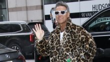 Robbie Williams odvažio se i uskočio u kaput uzorka koji ili volite ili ne