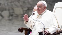 Papa Franjo oglasio se iz bolnice: Osjećam kao da me nose i osnažuju svi Božji ljudi