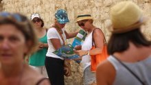 Turisti po Dubrovniku 'navigavaju' papirnatim kartama