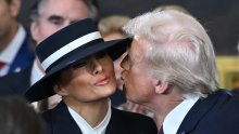 Šešir je napravio pravu pomutnju: Trump je jedva uspio poljubiti Melaniju