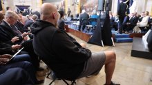 Svi su se sredili - osim njega: Evo tko je čovjek iz prvog reda u hlačicama i duksi