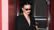 Idealan odabir u svim prilikama: Hailey Bieber sjajno nosi haljinu koja ističe noge