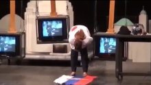 Skandal u Beogradu: Vučićevci poludjeli zbog Frljićeve predstave u kojoj se povraća po srpskoj zastavi