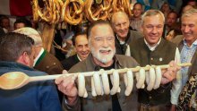 Umjesto utega diže kobasice: Arnold Schwarzenegger vratio se svojim korijenima