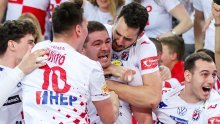 Fotografija dana: Mali Medo u suzama, suigrači skaču po njemu, Arena gori...