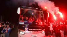 Ludnica na ulicama Karlovca: Navijači spektakularno ispratili hrvatske rukometaše prema Areni