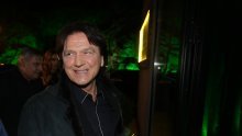 Zdravko Čolić u društvu mlađe kćeri u večernjem izlasku: Bježala je od fotografa