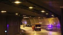 Zbog prometne nesreće u tunelu na A6 u smjeru Zagreba vozi se jednim trakom