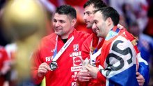 Lovren srebrnim rukometašima: 'Pazite samo da vas ne prekinu'