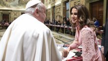 Kraljica Rania priziva proljeće u efektnoj haljini i s raspuštenom kosom