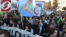 Kaos u Novom Sadu. Sukobili se policija i građani: 'Uhitite Vučića'