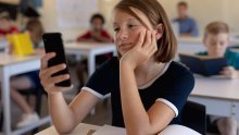 Zabrane mobitela u školama ne poboljšavaju ocjene ni mentalno zdravlje