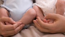 Prvi put u povijesti: Broj blizanaca i trojki veći nego ikad prije, iako natalitet pada