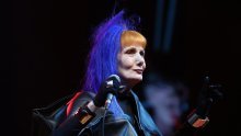 Josipa Lisac privukla pozornost plavim umetkom, a onda publici posvetila stari hit