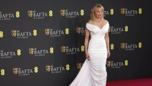 Pamela Anderson izgleda fantastično u haljini koja slavi žensku figuru