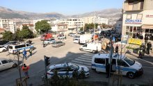 Policija prijavila vozača koji je zaboravio povući ručnu, pa kombi naletio na djecu