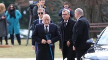 Stjepan Mesić na inauguraciju stigao u pratnji zgodnog unuka