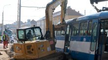 Tramvaj visi o žici nakon sudara: 'Sam Bog nas je spasio. Svi smo odletjeli na drugu stranu!'
