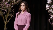 Ovu predivnu suknju nosila bi i Kate Middleton, a kao stvorena je za visoke čizme