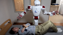 Japanski AI robot starijima pomaže da navuku čarape, ispeku jaja i slože veš