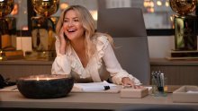 Moćni stajlinzi: Ovo je sva divna odjeća koju Kate Hudson nosi u Netflixovoj hit seriji