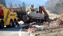 Strašni prizori na A6, kamion je u potpunosti smrskan
