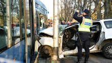 Teška prometna u Zagrebu: Sudarili se tramvaj i taksi