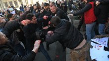 Nemiri u Beogradu: Opća tučnjava građana i osiguranja ispred gradske skupštine