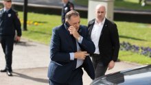 Dodik se bahati satom od 10 tisuća eura, a u drugoj ruci nosi pretpotopni mobitel. Zašto?