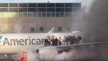 Motor zrakoplova American Airlinesa zapalio se u Denveru, putnici bježali preko krila
