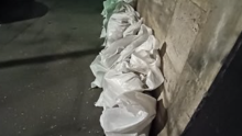 Misteriozne vreće s kamenjem na ulicama, u garaži snimljeni sumnjivi tipovi s ciglama