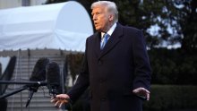 Novinarka udarila Trumpa mikrofonom: 'Ona je postala upravo velika priča!'
