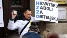 Prosvjed liječnika ispred HZZO: 'Zanimaju ih samo fotelje'