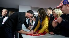 Navijači nahrlili na Duvnjaka, Karačića i Pešića u potrazi za fotografijom