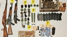 Policija muškarcu oduzela veliku količinu zabranjenog oružja, eksploziva i streljiva