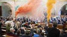 Kaos u parlamentu: Mađarska zabranila Povorke ponosa, oporba bacila dimne bombe
