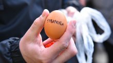 Građani u Nišu jajima gađali članove Vučićeve stranke, otkazan skup SNS-a