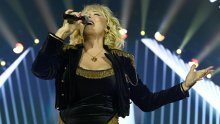 Na rubu suza: Lepa Brena napravila spektakl u zagrebačkoj Areni
