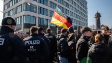 Nadrealne scene iz Berlina: Policija štitila neonaciste od antifašista!?