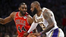 Lakersi doživjeli težak domaći poraz od Bullsa; LeBron imao bolan povratak