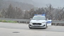 Zatvorena cesta kod Imotskog: Automobil izletio s ceste, jedna osoba ozlijeđena