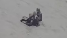 Dramatična snimka iz Tuzle: Rijeka odnijela kriminalca i trojicu policajaca, za njima skočio i zastupnik