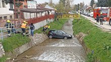 Neobična prometna nesreća: Autom sletio u potok, izvlačili ga vatrogasci