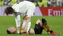 Japanac je očito pretjerao; Modrić ga je nekad pazio, a sada ga je uhvatio za vrat