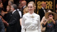 Tako elegantno: Uma Thurman zablistala u idealnom spoju košulje i suknje