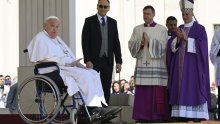 Papa se pojavio u kolicima na misi za bolesne, pročitana njegova propovijed