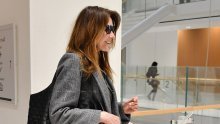 Uz omiljenu torbu slavnih: Bivša prva dama stajling istaknula tenisicama iz Zare