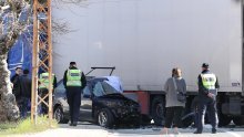 Teška prometna nesreća kod Šestanovca; sudarili se teretnjak i automobil; jedna osoba poginula
