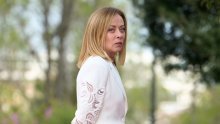 Bijela elegancija talijanske premijerke: Dočekala Charlesa u efektnom odijelu